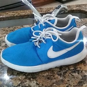 Nike unisex leather logo kids shoes